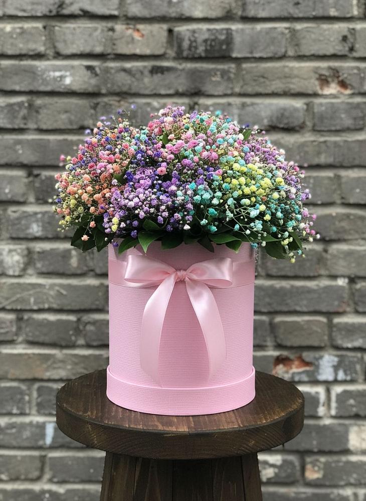 Цветочная композиция из Гипсофила и Розы в шляпной коробке в Дятьково