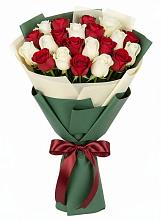 Букет Микс из красных и белых роз в Дятьково
