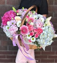 Композиция солнечный день в Дятьково Цветочная композиция из Розы, Хризантемы, Пионы и Лизиантусы в корзине в Дятьково