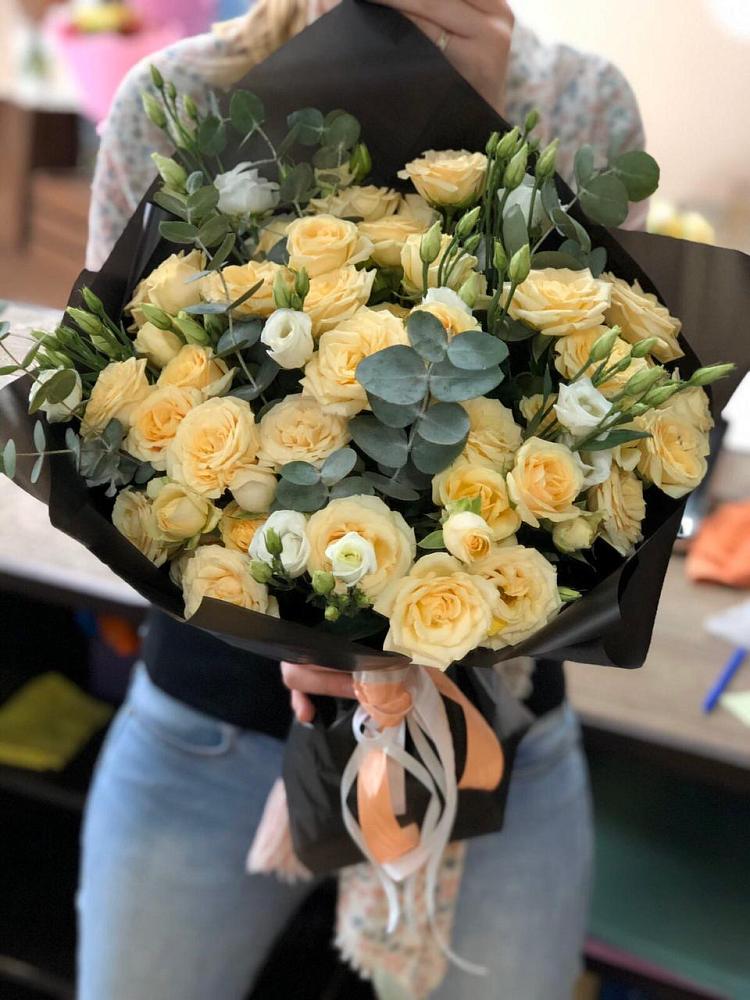 Букет цветов из: Розы и Лизиантусы в Дятьково