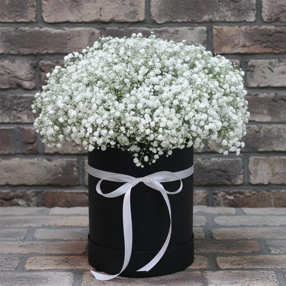 Цветочная композиция из Гипсофила в шляпной коробке в Дятьково