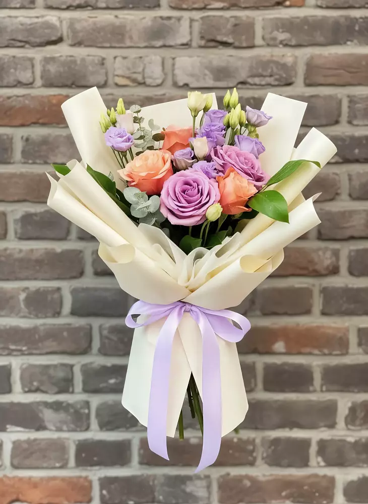 Букет цветов из: Лизиантусы и Розы в Дятьково