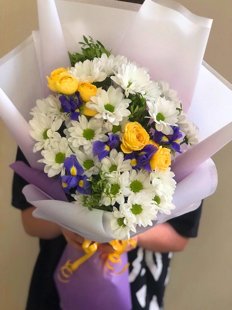 Букет цветов из: Ирисы, Хризантемы и Розы в Дятьково