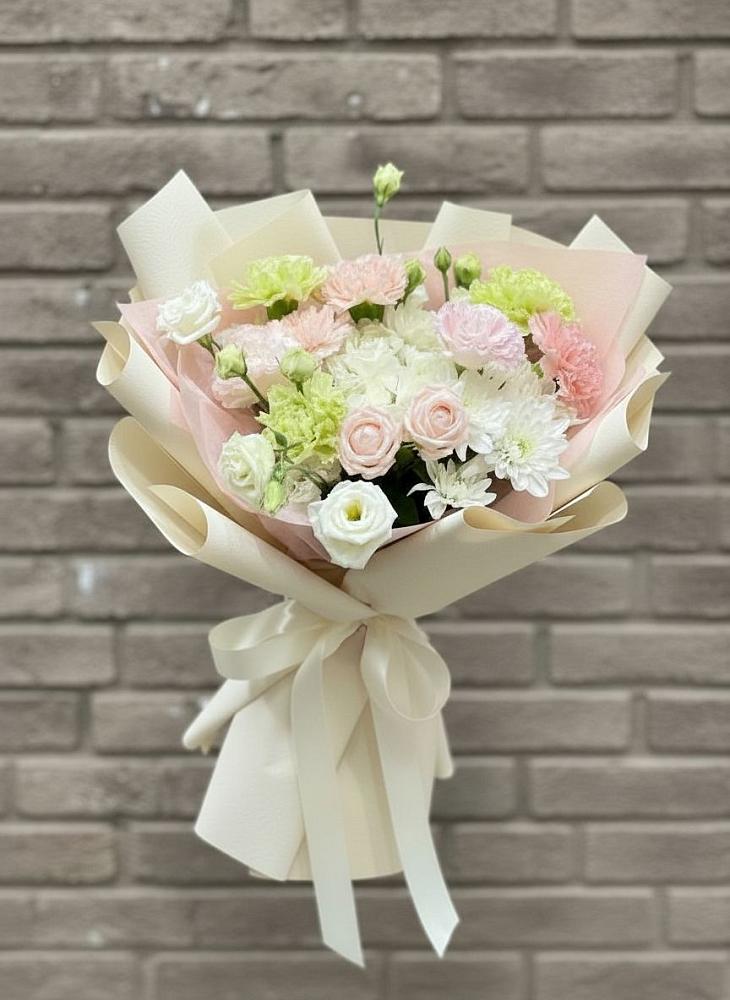Букет цветов из: Гвоздики, Розы, Лизиантусы и Хризантемы в Дятьково