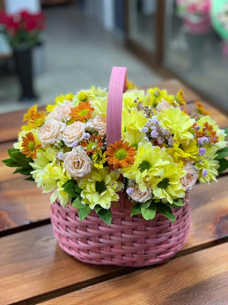 Цветочная композиция из Хризантемы и Розы в корзине в Дятьково