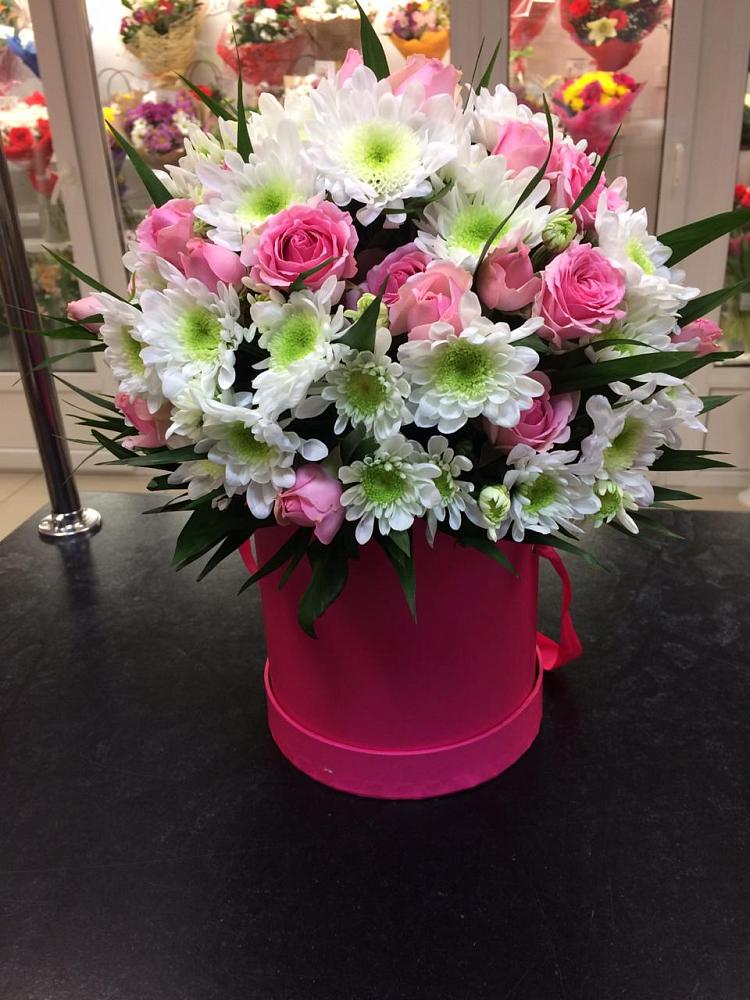 Цветочная композиция из Розы и Хризантемы в шляпной коробке в Дятьково